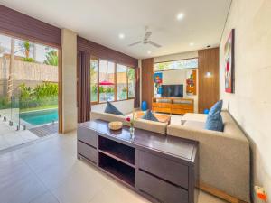 坎古Villa Echo Taman Bali的客厅配有沙发和桌子