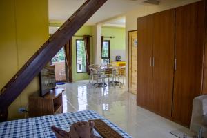 蔻立Thai Life Guesthouse Khaolak的一间带一张床的房间和一间带桌子的厨房