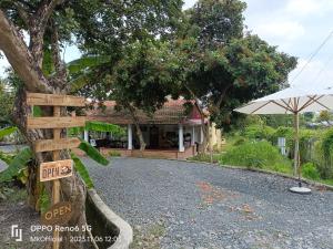 Cu ChiHomestay Mẹ Khang villas,Camping,Glamping的一把伞在房子前面的标志