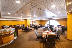 塞拉莱Hamdan Plaza Hotel Salalah, an HTG Hotel的餐厅内带桌椅的用餐室