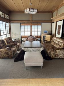 忍野村福寿苑　Fukujuen的带沙发和桌子的大客厅