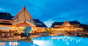 长滩岛Apo 201-Alta Vista De Boracay的一座在晚上设有游泳池的大房子