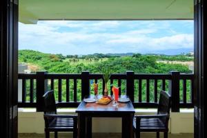 长滩岛Apo 201-Alta Vista De Boracay的美景阳台配有桌椅