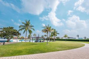 塞拉莱Hamdan Plaza Hotel Salalah, an HTG Hotel的棕榈树公园和游乐场