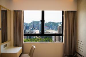 香港香港龙堡国际的客房设有市景窗户。