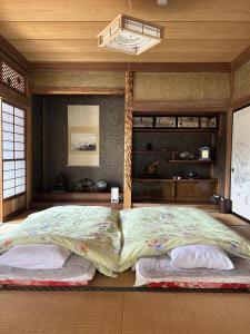 忍野村福寿苑　Fukujuen的一间卧室,配有两张床