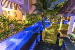 金边巴厘酒店的棕榈树度假村内的游泳池