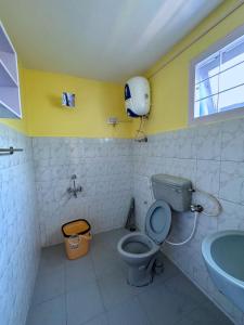 乌提Priyadeep BnB的一间带卫生间和水槽的浴室