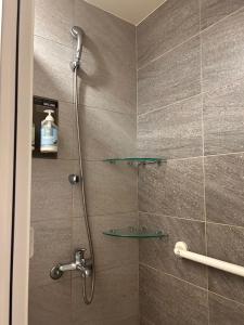 埔里埔里夏都華蔓山林日式會館 Puli Huaman Villa的浴室设有玻璃架淋浴