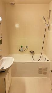 日内瓦QDB Hyper Centre Geneve的带淋浴、浴缸和盥洗盆的浴室