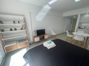 布宜诺斯艾利斯Luxury and Comfort in San Telmo Your Exclusive Retreat num4037的小房间设有一张床、一张桌子和椅子