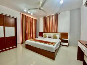 Mawāliḩ瓦纳沙公寓的一间卧室设有一张大床和一个窗户。