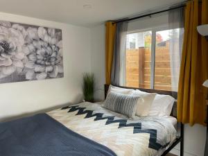 西雅图NEW private tiny home near GreenLake/Lightrail/I-5的一间卧室配有一张壁画床