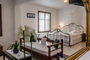 阿达玛斯Villa Notos的一间卧室配有两张床和镜子