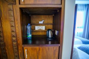 瓦迪穆萨Petra Icon Hotel的卧室内的小橱柜,装有一瓶水