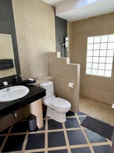 涛岛Harbour View Villa的浴室配有白色卫生间和盥洗盆。