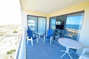 大洋城钻石海滩414号公寓的一个带桌椅的海景阳台