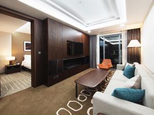 庆州Best Western Plus GyeongJu的带沙发、电视和床的客厅