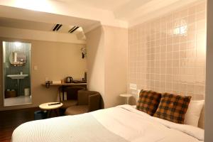 平冢市miss morgan hotel的一间卧室设有一张床和一间客厅。