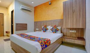 孟买FabExpress Prakash Inn的一间卧室,卧室内配有一张大床