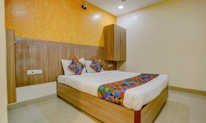 孟买FabExpress Prakash Inn的卧室配有一张床