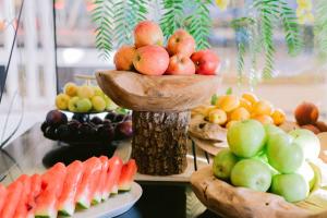 切什梅伊利察温泉疗养度假酒店的桌上水果蔬菜的展示