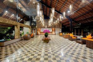 沙努尔THE 1O1 Bali Oasis Sanur的一个带沙发和 ⁇ 桌的大堂