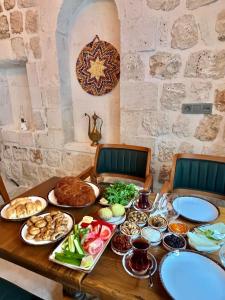 SavurHakkı Bey Konağı的一张桌子,上面放着食物盘