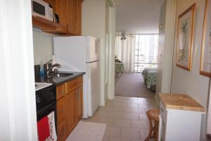 檀香山Waikiki Studio at Ilikai Marina - great apartment by the beach - see low end price!的厨房配有水槽和冰箱