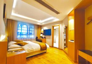 张家界Zhangjiajie ViVi Boutique Hotel的一间卧室设有一张大床和一个窗户。