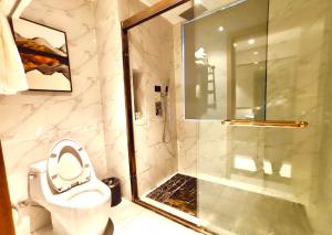 张家界Zhangjiajie ViVi Boutique Hotel的一间带卫生间和淋浴的浴室