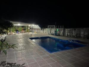 Sirindhornแป๊ะชวนชิมรีสอร์ท สาขา 2的游泳池在庭院中间的夜晚