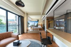 上海上海宓亚酒店(徐家汇交大店)的公寓设有客厅和卧室。