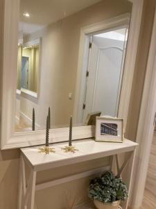 阿尔玛格鲁Ciudad del Encaje 3的浴室配有带镜子的白色梳妆台