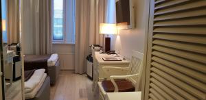 奥卢阿波罗贝斯特韦斯特酒店的酒店客房配有书桌和床。