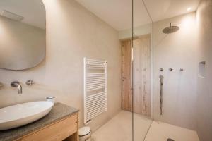 新黎凡特Karerhof的一间带水槽和淋浴的浴室