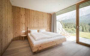 新黎凡特Karerhof的一间卧室设有一张床和一个大窗户