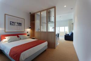 瓦伦西亚Hotel Miramar Valencia的一间卧室设有一张大床和一个大玻璃墙