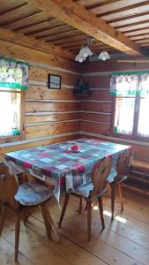 RoudniceHoliday home in Jestrabi v Krkonosich 2207的木制客房配有桌子和两把椅子