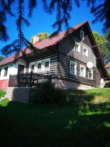 RoudniceHoliday home in Jestrabi v Krkonosich 2207的一座大型木房子,设有红色屋顶