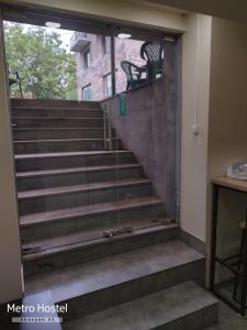 埃里温Metro Hostel的大楼内有窗户的楼梯