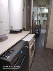 埃里温Metro Hostel的厨房配有洗衣机和烘干机