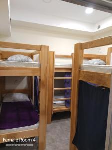 埃里温Metro Hostel的客房内的2套双层床