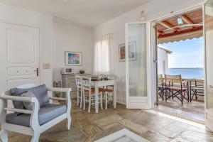 阿吉亚艾里尼帕罗Irene's View Villas Five的一间带桌椅和海洋的客厅