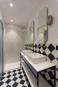 瓦伦西亚Hotel Miramar Valencia的一间带两个盥洗盆和淋浴的浴室