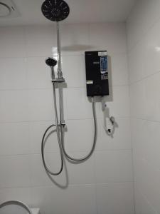 珍南海滩FUNDUQ AL BUSYRA的浴室设有淋浴,墙上配有电话