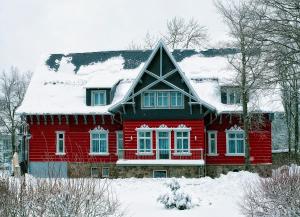 奥伯霍夫Villa Silva - Oberhof - Nebenhaus Berghotel Oberhof - nur Übernachtung的一座红房子,上面有雪