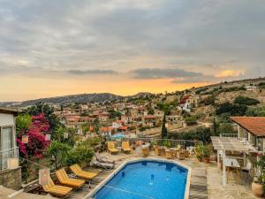 托其Cyprus Villages - Bed & Breakfast - With Access To Pool And Stunning View的一座带游泳池和城市的别墅