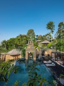 德格拉朗Sanna Ubud A Pramana Experience的喷泉度假村的游泳池
