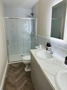 基督城Brand New Riverside Apartment的浴室配有卫生间、盥洗盆和淋浴。
